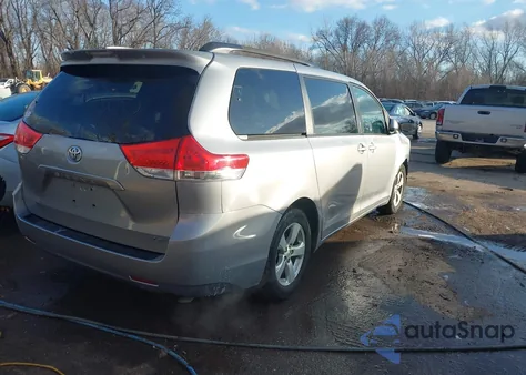 2014 Toyota Sienna Le V6 8 Passenger z USA, uszkodzony, nr VIN 5TDKK3DCXES484904